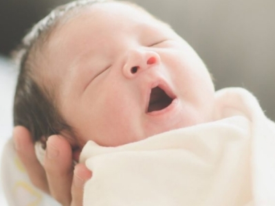 Có nên quấn trẻ sơ sinh khi ngủ không?