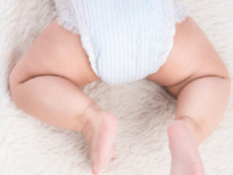 Trẻ sơ sinh nên dùng bỉm quần hay bỉm tã dán?